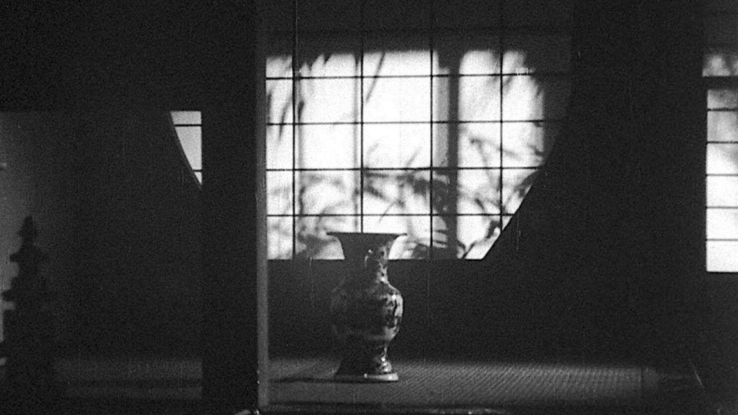 Still from Late Spring (1949), directed by Yasujiro Ozu. Cinematography by Yuharu Atsuta. This image is used under the principles of fair use for the purposes of non-commercial, educational commentary and critical analysis. Source: Internet Archive – https://archive.org/details/late-spring-mkv-1949-cc-yasujiro-ozu. All rights to the film and its visual material remain with the original copyright holders.